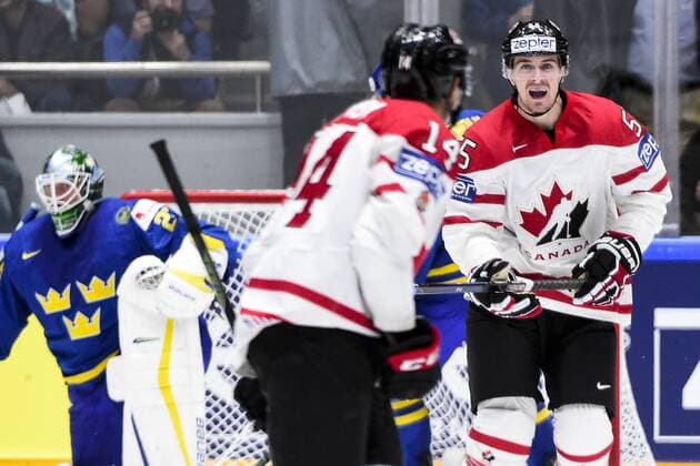 160519 Kanadas Mark Scheifele jublar mot Matt Dumba efter 2-0 malet under kvartsfinalen i Ishockey-VM mellan Kanada och Sverige den 19 maj 2016 i St Petersburg.  Copyright: LUDVIGxTHUNMAN BB160519LT074
