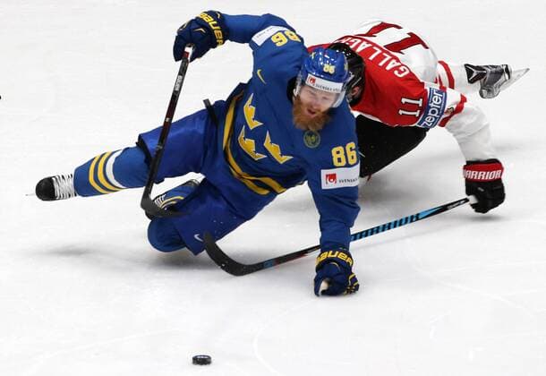 Sweden s Linus Klasen (L) and Canada s Brebdan Gallagher fight for the puck in their 2016 IIHF World Championship WM Weltmeisterschaft quarter-final Ice hockey Eishockey match against Denmark at the Yubileyny Sports Palace in St. Petersburg, Russia, May 19, 2016. Alexander Deminachuk TASS  TS023C08