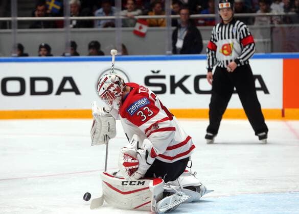 Canada s goaltender Cam Talbot in action in their 2016 IIHF World Championship WM Weltmeisterschaft quarter-final Ice hockey Eishockey match against Sweden at the Yubileyny Sports Palace in St. Petersburg, Russia, May 19, 2016. Sergei Savostyanov TASS  TS023C0C