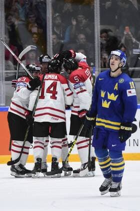 160519 Kanadas spelare jublar efter 3-0 malet genom Brad Marchand och Sveriges Mikael Backlund deppar under kvartsfinalen i Ishockey-VM mellan Kanada och Sverige den 19 maj 2016 i St Petersburg.  Copyright: LUDVIGxTHUNMAN BB160519LT082