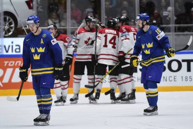 160519 Sveriges Mikael Backlund och Johan Fransson deppar när Kanadas spelare jublar efter 3-0 malet genom Brad Marchand under kvartsfinalen i Ishockey-VM mellan Kanada och Sverige den 19 maj 2016 i St Petersburg.  Copyright: LUDVIGxTHUNMAN BB160519LT083
