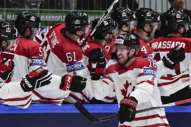 160519 Kanadas Max Domi jublar med baset efter sitt 4-0 mal under kvartsfinalen i Ishockey-VM mellan Kanada och Sverige den 19 maj 2016 i St Petersburg.  Copyright: LUDVIGxTHUNMAN BB160519LT087