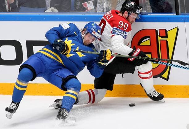 Sweden s Anton Lindholm (L) and Canada s Ryan O Reilly fight for the puck in their 2016 IIHF World Championship WM Weltmeisterschaft quarter-final Ice hockey Eishockey match at the Yubileyny Sports Palace in St. Petersburg, Russia, May 19, 2016. Alexander Deminachuk TASS  TS023C41