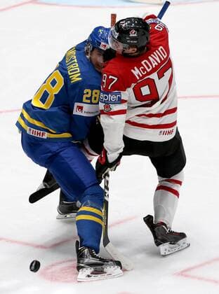 Sweden s Johan Sundstrom (L) and Canada s Connor McDavid fight for the puck in their 2016 IIHF World Championship WM Weltmeisterschaft quarter-final Ice hockey Eishockey match at the Yubileyny Sports Palace in St. Petersburg, Russia, May 19, 2016. Alexander Deminachuk TASS  TS023C3E