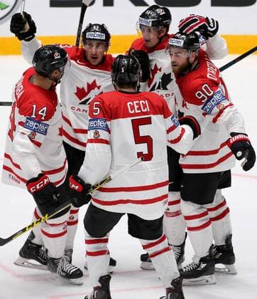 Bilder des Tages - SPORT Canada s Matt Dumba, Brad Marchand, Cody Ceci, Mark Scheifele, and Ryan O Reilly (L-R) cerlebrate scoring in their 2016 IIHF World Championship WM Weltmeisterschaft quarter-final Ice hockey Eishockey match against Sweden at the Yubileyny Sports Palace in St. Petersburg, Russia, May 19, 2016. Alexander Demianchuk TASS  TS023C78