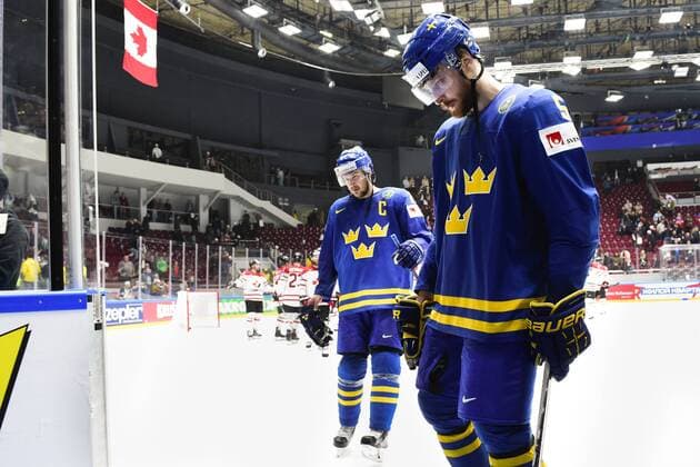 Bilder des Tages - SPORT 160519 Sveriges Jimmie Ericsson och Adam Larsson deppar när dom lämnar isen efter kvartsfinalen i Ishockey-VM mellan Kanada och Sverige den 19 maj 2016 i St Petersburg.  Copyright: LUDVIGxTHUNMAN BB160519LT114