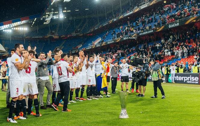 18.05.2016, St. Jakob Park, Basel, SUI, UEFA EL, FC Liverpool vs Sevilla FC, Finale, im Bild die Mannschaft von Sevilla feiert Sevilla Players celebrate during the Final Match of the UEFA Europaleague between FC Liverpool and Sevilla FC at the St. Jakob Park in Basel, Switzerland on 2016 05 18. Basel  EX_JFK  