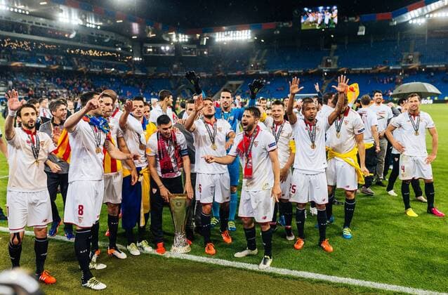 18.05.2016, St. Jakob Park, Basel, SUI, UEFA EL, FC Liverpool vs Sevilla FC, Finale, im Bild die Mannschaft von Sevilla feiert Sevilla Players celebrate during the Final Match of the UEFA Europaleague between FC Liverpool and Sevilla FC at the St. Jakob Park in Basel, Switzerland on 2016 05 18. Basel  EX_JFK  