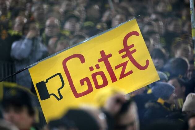 Dortmund-Fans halten ein Gefaellt mir nicht - Goetze -Schild hoch beim Spiel Borussia Dortmund vs. FC Bayern Muenchen, 1. Bundesliga, Fussball, 23.11.2013 Dortmund Copyright: Hommes Eibner-Pressefoto EP_MHS
