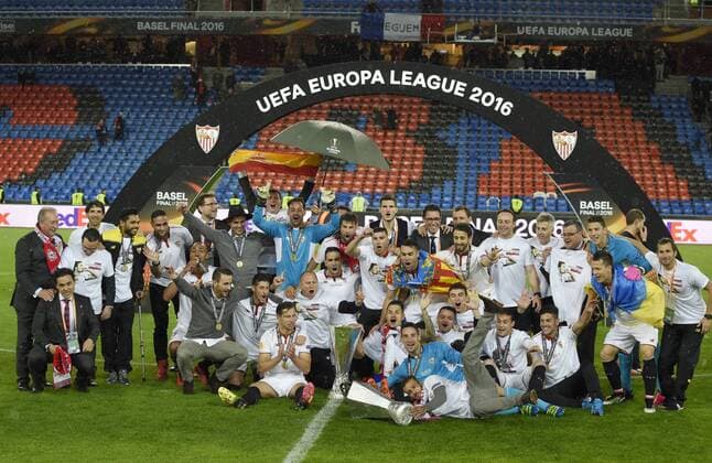 18.05.2016, Fussball Europa-League Finale 2016, FC Liverpool - FC Sevilla, im Stadion St. Jacobs-Park in Basel (Schweiz). Siegerehrung des Europa-League Siegers FC Sevilla. 