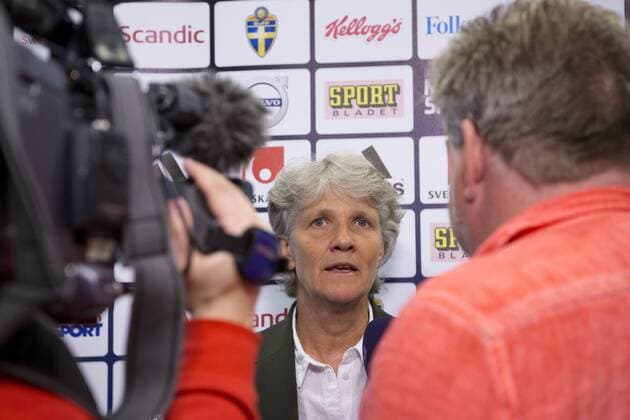 160520 Sveriges förbundskapten i fotboll Pia Sundhage intervjuas av SVT under en presskonferens 20 maj 2016 i Göteborg.  Copyright: MICHAELxERICHSEN BB160520BB010