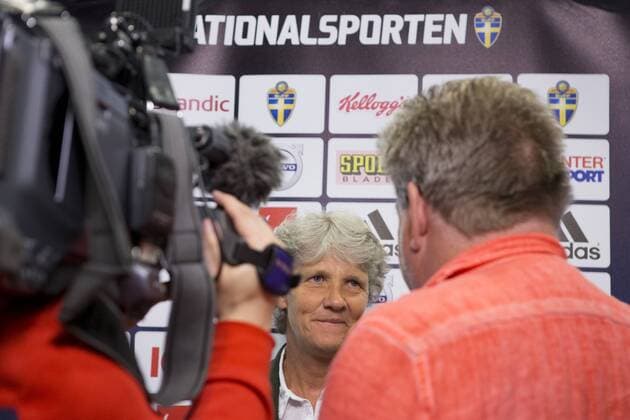 160520 Sveriges förbundskapten i fotboll Pia Sundhage intervjuas av SVT under en presskonferens 20 maj 2016 i Göteborg.  Copyright: MICHAELxERICHSEN BB160520BB011