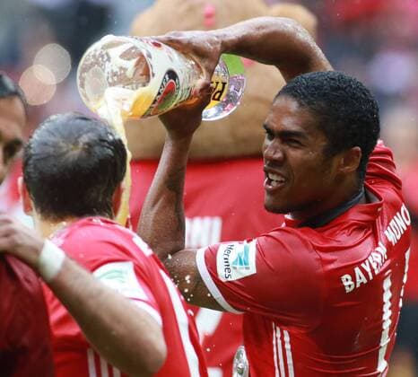 Übergabe der Meisterschale und Bierdusche. Hier Douglas Costa und Mario Götze Fussball Allianz Arena München FC Bayern München - Hannover 96 14.05.2016