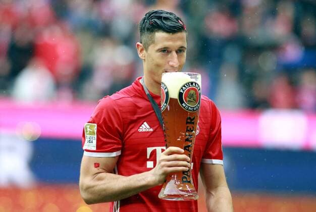 Übergabe der Meisterschale und Bierdusche. Hier Robert Lewandowski Fussball Allianz Arena München FC Bayern München - Hannover 96 14.05.2016