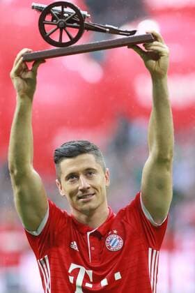 Meisterfeier auf dem Rasen. Hier Torjäger Robert Lewandowski mit Torjägerkanone Fussball Allianz Arena München FC Bayern München - Hannover 96 14.05.2016
