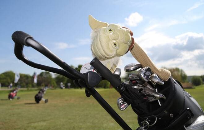 10. Thüringer Charity Open Mühlberg 20.05.16 , Mühlberg, Gut Ringhofen, 10. Thüringer Charity Open, Golf-Benefiz-Turnier, Prominente spielen Golf für den guten Zweck im Bild: Yoda als Schlägerschutz Feature lustig kurios
