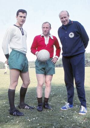 Fussball-Weltmeisterschaft 1966 v.l.: Franz Beckenbauer, Uwe Seeler und Trainer Helmut Schön 06.1966 Datum geschätzt Â HM