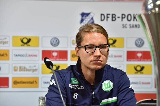 Die Spielerin Babett Peter vom Vfl Wolfsburg am 20.05.2016 in Köln bei der Pressekonferenz zum DFB Pokalfinale der Frauen zwischen SC Sand und Vfl Wolfsburg das am 21.05.2016 in Kölner Rheinenergie Stadion stattfindet.