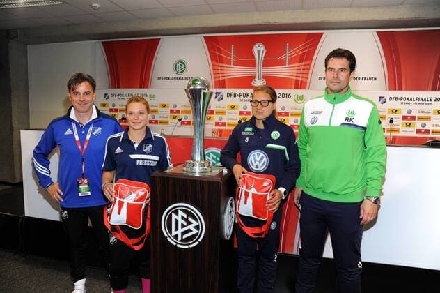 Trainer Alexander Fischinger und Spielerin Christine Veth (SC Sand) und Trainer Ralf Kellermann und Spielerin Babett Peter (vlf Wolfsburg) l-r, mit Pokal am 20.05.2016 in Köln bei der Pressekonferenz zum DFB Pokalfinale der Frauen zwischen SC Sand und Vfl Wolfsburg das am 21.05.2016 in Kölner Rheinenergie Stadion stattfindet.
