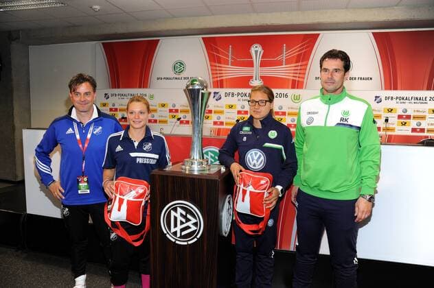 Bilder des Tages - Sport Trainer Alexander Fischinger und Spielerin Christine Veth (SC Sand) und Trainer Ralf Kellermann und Spielerin Babett Peter (vlf Wolfsburg) l-r, mit Pokal am 20.05.2016 in Köln bei der Pressekonferenz zum DFB Pokalfinale der Frauen zwischen SC Sand und Vfl Wolfsburg das am 21.05.2016 in Kölner Rheinenergie Stadion stattfindet.