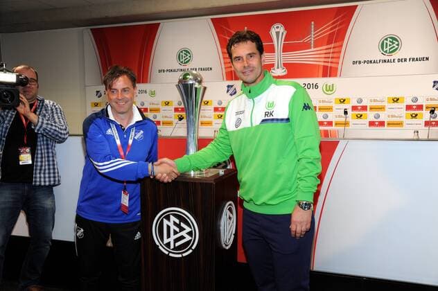 Der Trainer Alexander Fischinger vom SC Sand , l-r, und Trainer Ralf Kellermann vom VFL Wolfsburg mit Pokal am 20.05.2016 in Köln bei der Pressekonferenz zum DFB Pokalfinale der Frauen zwischen SC Sand und Vfl Wolfsburg das am 21.05.2016 in Kölner Rheinenergie Stadion stattfindet.