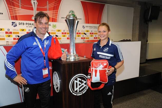 Der Trainer Alexander Fischinger und die Spielerin Christine Veth vom SC Sand mit Pokal am 20.05.2016 in Köln bei der Pressekonferenz zum DFB Pokalfinale der Frauen zwischen SC Sand und Vfl Wolfsburg das am 21.05.2016 in Kölner Rheinenergie Stadion stattfindet.