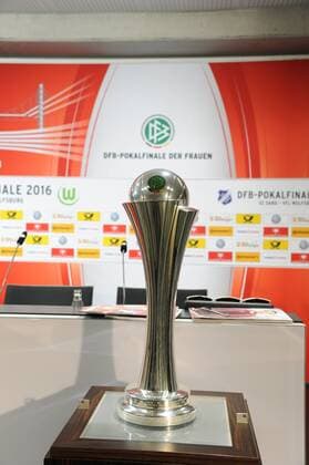 Der Pokal am 20.05.2016 in Köln bei der Pressekonferenz zum DFB Pokalfinale der Frauen zwischen SC Sand und Vfl Wolfsburg das am 21.05.2016 in Kölner Rheinenergie Stadion stattfindet.