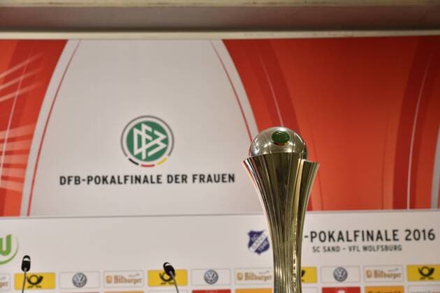 Der Pokal am 20.05.2016 in Köln bei der Pressekonferenz zum DFB Pokalfinale der Frauen zwischen SC Sand und Vfl Wolfsburg das am 21.05.2016 in Kölner Rheinenergie Stadion stattfindet.