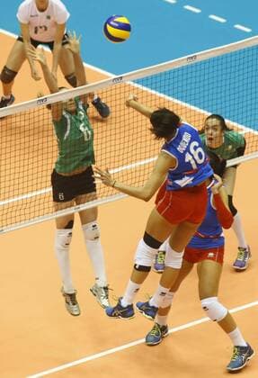 Puerto Rican Alexandra Oquendo (R) in action against Zahra Guimour (L) of Algeria during their Pre-Olympic match ahead Olympic Games Olympische Spiele Olympia OS Rio 2016, at Roberto Clemente stadium in San Juan, Puerto Rico, 20 May 2016. PUERTO RICO - ALGERIA !ACHTUNG: NUR REDAKTIONELLE NUTZUNG!  SJ01 20160521-635993998045069269