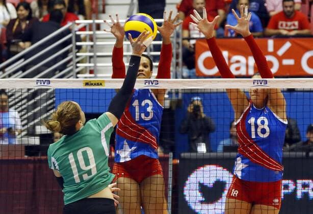 Puerto Ricans Shirly Ferrer (C) and Lynda Morales (R) in action against Kahina Arbouche (L) of Algeria during their Pre-Olympic match ahead Olympic Games Olympische Spiele Olympia OS Rio 2016, at Roberto Clemente stadium in San Juan, Puerto Rico, 20 May 2016. PUERTO RICO - ALGERIA !ACHTUNG: NUR REDAKTIONELLE NUTZUNG!  SJ01 20160521-635993998083755533