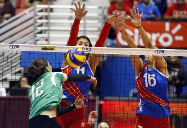 Puerto Ricans Karina Ocasio (C) and Alexandra Oquendo (R) in action against Safia Boukhima (R) of Algeria during their Pre-Olympic match ahead Olympic Games Olympische Spiele Olympia OS Rio 2016, at Roberto Clemente stadium in San Juan, Puerto Rico, 20 May 2016. PUERTO RICO - ALGERIA !ACHTUNG: NUR REDAKTIONELLE NUTZUNG!  SJ01 20160521-635993998102162707