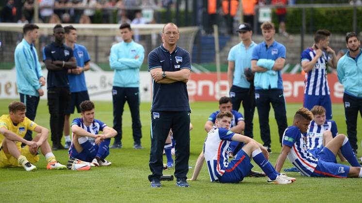 Fussball, Junioren, Saison 2015 16, DFB-Pokal, Finale in Berlin, Hertha BSC - Hannover 96, Enttäuschung nach der Finalniederlage bei Cheftrainer Andreas Thom (Hertha BSC) und den Spielern von Hertha BSC, 21.05.16,