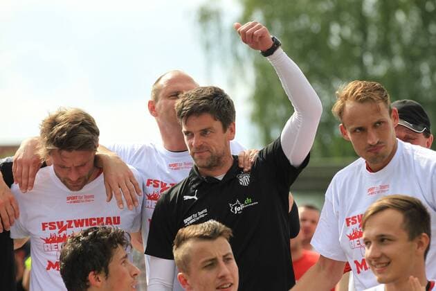 Fußball, RL Nordost, FSV Zwickau ist Meister der Regionalliga Nordost Schönberg, 21. May 2016 Fußball, Saison 2015 2016, Regionalliga Nordost, 34. Spieltag, FC Schönberg 95 - FSV Zwickau: Torsten Ziegner (Trainer FSV Zwickau) hebt den Daumen bei der Siegerehrung