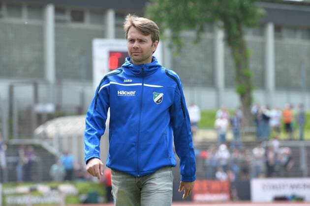 Fußball, Trainerhistorie SV Rödinghausen von 2014 bis heute Fußball Regionalliga West 38. Spieltag SG Wattenscheid 09 - SV Rödinghausen am 21.05.2016 im Lohrheidestadion in Bochum Tim Daseking ( Trainer Rödinghausen ) Foto: Osnapix TT
