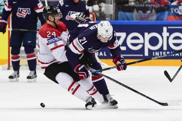 160521 Kanadas Corey Perry und USAs Dylan Larkin - Eishockey, WM Halbfinale, Nationalteam Kanada vs USA 21.05.2016 in Moskau.  Copyright: LUDVIGxTHUNMAN BB160521LT054