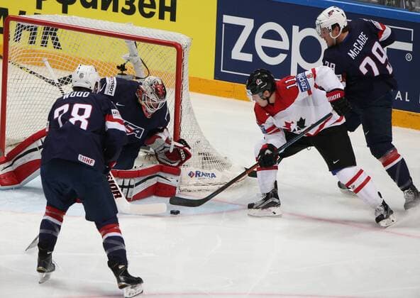 US Jake McCabe and Canada s Brendan Gallagher (R-L) in action in their 2016 IIHF World Championship WM Weltmeisterschaft semifinal Ice hockey Eishockey match at VTB Ice Palace in Moscow, Russia, May 21, 2016. Artyom Korotayev TASS  TS023F89