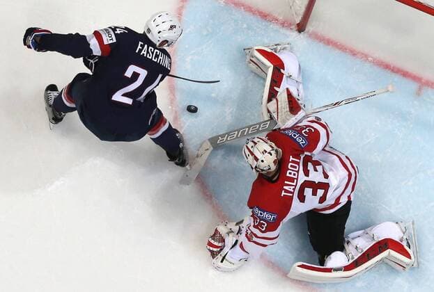 Eishockey, WM Halbfinale, USA - Kanada Canada s goalie Cam Talbot (R) and US Hudson Fasching in action in their 2016 IIHF World Championship WM Weltmeisterschaft semifinal Ice hockey Eishockey match at VTB Ice Palace in Moscow, Russia, May 21, 2016. Artyom Korotayev TASS  TS023FA6