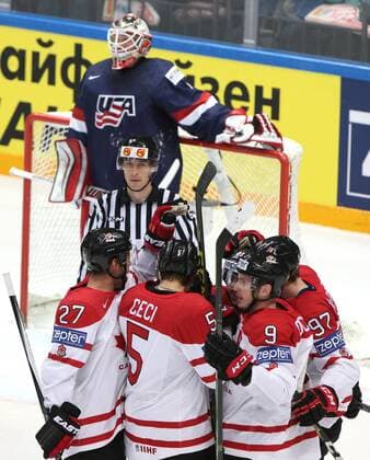 Eishockey, WM Halbfinale, USA - Kanada US goalie Keith Kinkaid (background) looks on as Canada s players celebrate scoring in their 2016 IIHF World Championship WM Weltmeisterschaft semifinal Ice hockey Eishockey match at VTB Ice Palace in Moscow, Russia, May 21, 2016. Artyom Korotayev TASS  TS023FB2