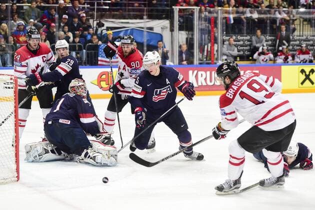 Eishockey, WM Halbfinale, USA - Kanada 160521 Kanadas Derick Brassard 3-3 USAs Goalie Kieth Kinkaid - Eishockey, WM Halbfinale, Nationalteam Kanada vs USA 21.05.2016 in Moskau.  Copyright: LUDVIGxTHUNMAN BB160521LT082