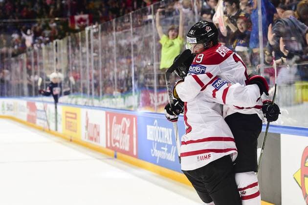 Eishockey, WM Halbfinale, USA - Kanada 160521 Kanadas Derick Brassard und Matt Duchene jubelt nach dem 3-3 - Eishockey, WM Halbfinale, Nationalteam Kanada vs USA 21.05.2016 in Moskau.  Copyright: LUDVIGxTHUNMAN BB160521LT085