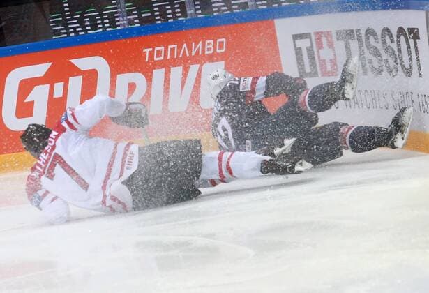 Eishockey, WM Halbfinale, USA - Kanada Canada s Michael Matheson (L) and US Frank Vatrano in their 2016 IIHF World Championship WM Weltmeisterschaft semifinal Ice hockey Eishockey match at VTB Ice Palace in Moscow, Russia, May 21, 2016. Sergei Fadeichev TASS  TS023FC8