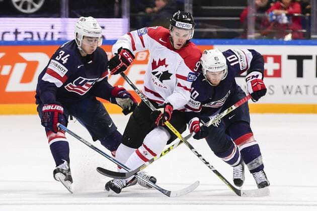 Eishockey, WM Halbfinale, USA - Kanada 160521 Kanadas Connor McDavid vs USAs Auston Maathews und Jordan Schroeder - Eishockey, WM Halbfinale, Nationalteam Kanada vs USA 21.05.2016 in Moskau.  Copyright: LUDVIGxTHUNMAN BB160521LT090