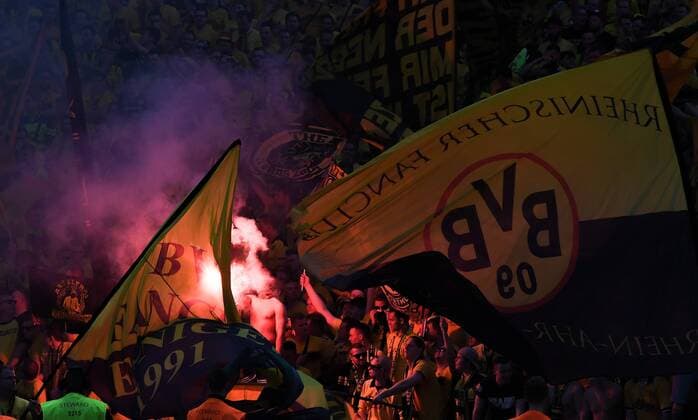Fußball, DFB-Pokal Finale, Pyrotechnik im BVB Fanblock, Bayern München - Borussia Dortmund FUSSBALL DFB POKAL FINALE SAISON 2015 2016 in Berlin FC Bayern Muenchen - Borussia Dortmund 21.05.2016 Fans von Borussia Dortmund brennen in Pyrotechnik ab 