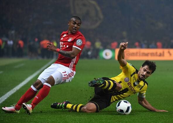 Bilder des Tages - SPORT 21.05.2016, xjhx, Fussball DFB-Pokal Finale, FC Bayern Muenchen - Borussia Dortmund, emspor, v.l. Douglas Costa (FC Bayern Muenchen), Mats Hummels (Borussia Dortmund) Berlin