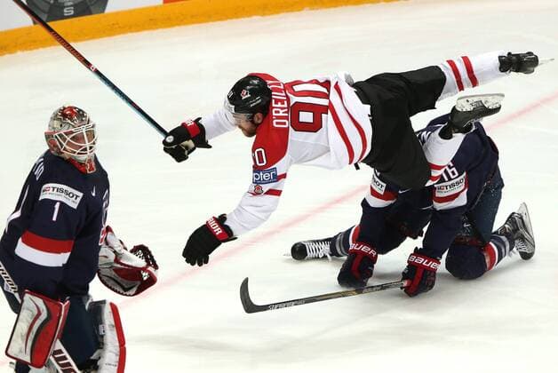 Eishockey, WM Halbfinale, USA - Kanada US goalie Keith Kinkaid and Canada s Ryan O Reilly (L-R) in their 2016 IIHF World Championship WM Weltmeisterschaft semifinal Ice hockey Eishockey match at VTB Ice Palace in Moscow, Russia, May 21, 2016. Artyom Korotayev TASS  TS023FE0