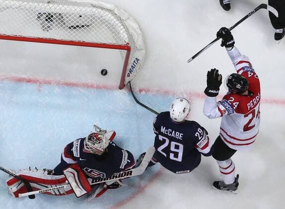Eishockey, WM Halbfinale, USA - Kanada US goalie Keith Kinkaid, US US Jake McCabe and Canada s Corey Perry (L-R) in their 2016 IIHF World Championship WM Weltmeisterschaft semifinal Ice hockey Eishockey match at VTB Ice Palace in Moscow, Russia, May 21, 2016. Artyom Korotayev TASS  TS023FE3