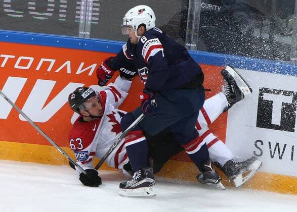Eishockey, WM Halbfinale, USA - Kanada Canada s Brad Marchand (L) and US Chris Wideman in their 2016 IIHF World Championship WM Weltmeisterschaft semifinal Ice hockey Eishockey match at VTB Ice Palace in Moscow, Russia, May 21, 2016. Artyom Korotayev TASS  TS023FF8