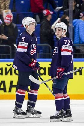 Eishockey, WM Halbfinale, USA - Kanada 160521 USA:s Connor Murphy och Frank Vatrano deppar efter semifinalen i Ishockey-VM mellan Kanada och USA den 21 maj 2016 i Moskva.  Copyright: LUDVIGxTHUNMAN BB160521LT103