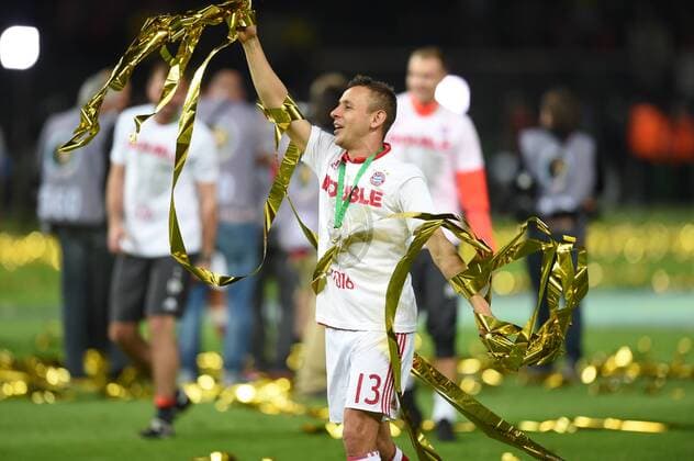 FUSSBALL DFB POKAL FINALE SAISON 2015 2016 in Berlin FC Bayern Muenchen - Borussia Dortmund 21.05.2016 DER FC BAYERN IST POKALIEGER 2016: Rafinha (FC Bayern Muenchen) jubelt mit Glitter 