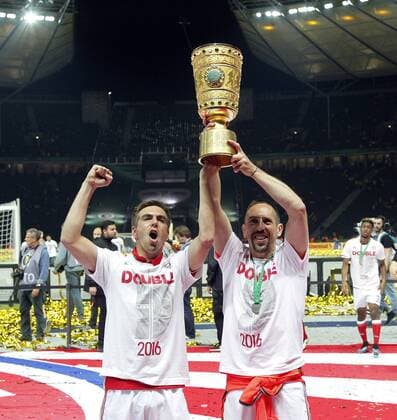 Schlussjubel München, V.li. Philipp Lahm (Bayern) , Franck Ribery (Bayern) . FC Bayern München-Borussia Dortmund . Berlin, GER, 21.05.2016, DFB-Pokal Finale 2015 2016 .